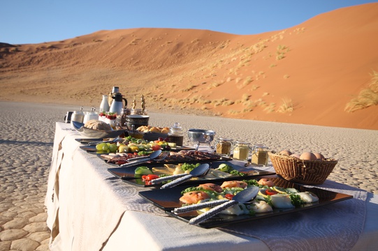 Breakfast in the dunes after a spectacular ballooning flight